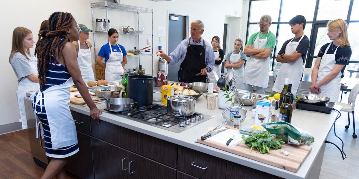 Medical students learn about nutrition in the teaching kitchen